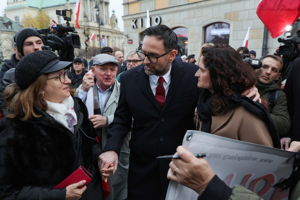 Europoseł Daniel Obajtek (C) i posłanka PiS Dorota Arciszewska-Mielewczyk (C-P) przed budynkiem Prokuratury Regionalnej w Warszawie,/fot. PAP/Paweł Supernak