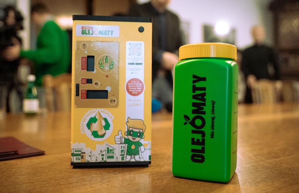 W Inowrocławiu niebawem stanie pierwszy w województwie Olejomat. Mieszkańcy miasta będą mogli wlać do niego zużyty olej kuchenny, za co przewidziane są nagrody/fot. Miasto Inowrocław/Facebook