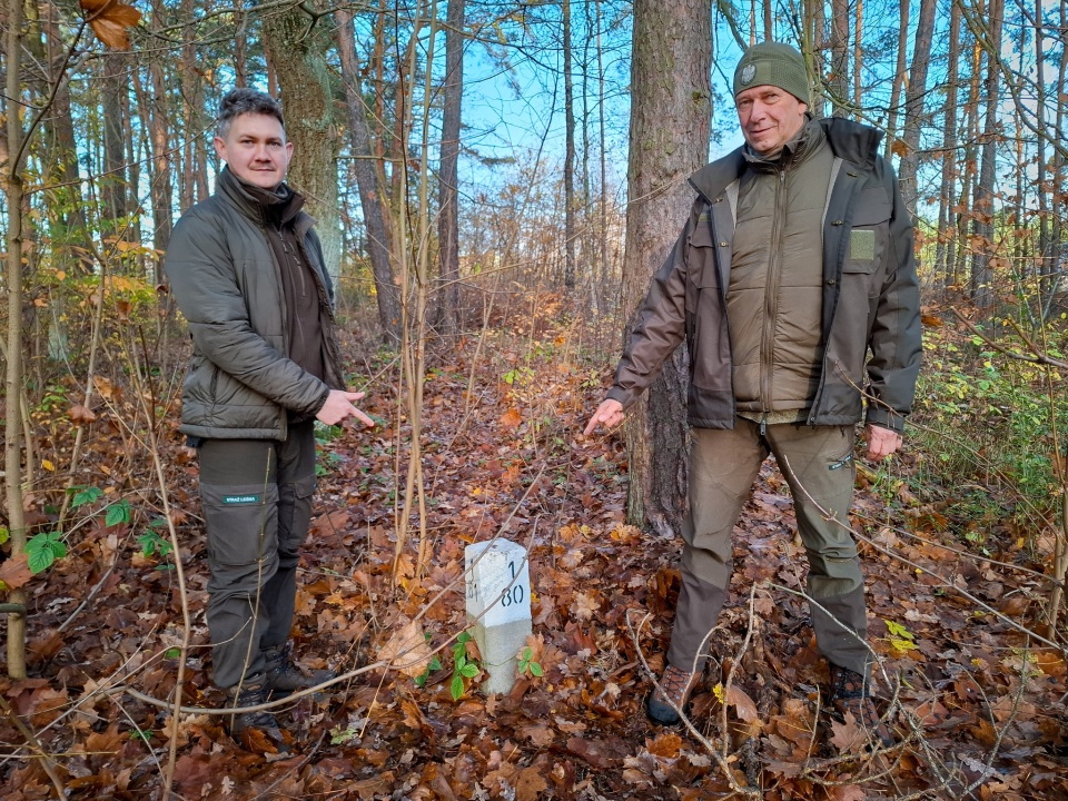 Dzielnicowi ze strażnikami leśnymi szybko odnaleźli seniorów i pomogli im dotrzeć do auta/fot. Nadleśnictwo Dobrzejewice, Lasy Państwowe/Facebook