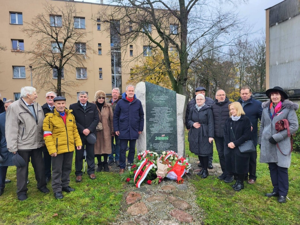 Pod tablicą na Skwerze Solidarności Rolników Indywidualnych w Toruniu, byli opozycjoniści, parlamentarzyści i samorządowcy złożyli kwiaty oraz zapalili znicze./fot. Solidarni - Toruń Pamięta/Facebook