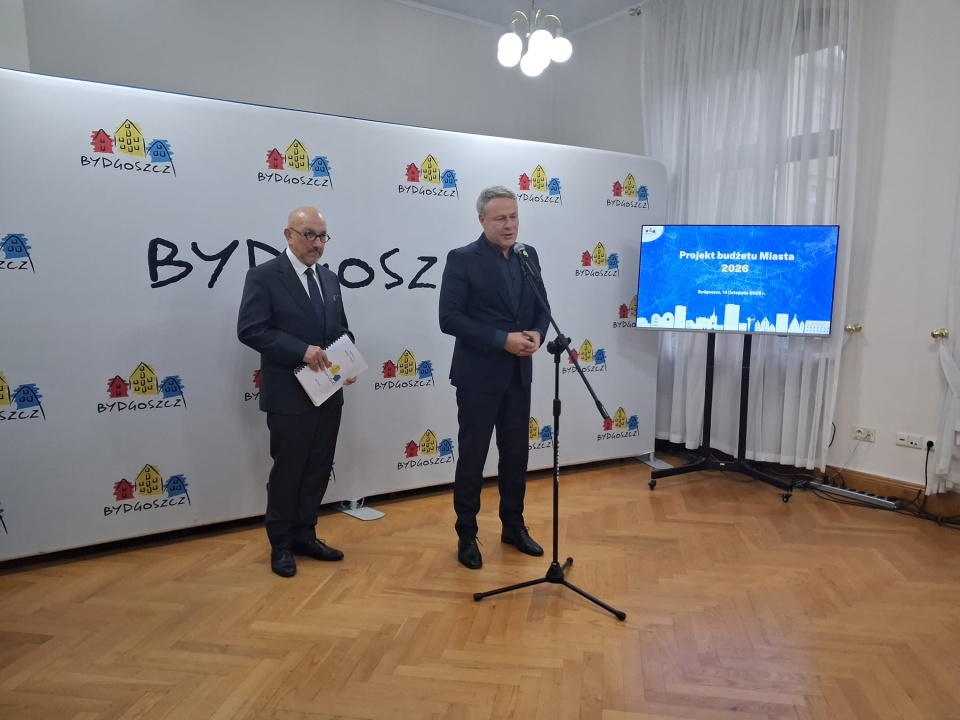 Prezydent Bydgoszczy (na pierwszym planie) wraz ze skarbnikiem zaprezentowali projekt budżetu na przyszły rok. / Fot. Damian Klich