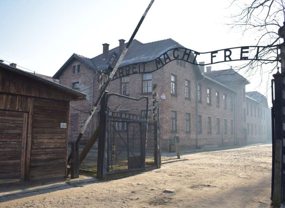 Niemiecki dom aukcyjny anulował licytację pamiątek i dokumentów po więźniach niemieckich nazistowskich obozów koncentracyjnych w Auschwitz i Majdanku oraz ofiar zbrodni katyńskiej dokonanej przez sowietów. Zareagowały MSZ i MKiDN; działań domagał się też pałac prezydencki/fot. www.nationalww2museum.org