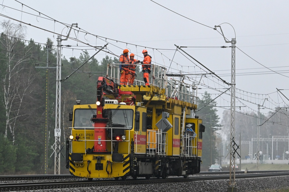 Prace naprawcze przy sieci trakcyjnej pomiędzy stacjami Puławy-Azoty i Puławy Chemia/fot. Wojtek Jargiło, PAP