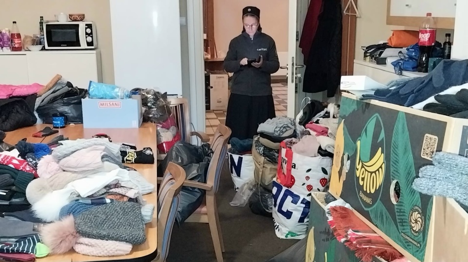 Siostra Aleksandra z Bydgoskiego oddziału Caritas i dary przyniesione przez mieszkańców/fot. Marcin Kupczyk