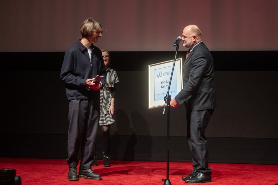 Eryk Kulm odebrał Nagrodę Filmową Marszałka Województwa Kujawsko-Pomorskiego im. Poli Negri/fot. Szymon Zdziebło/tarantoga.pl dla UMWKP
