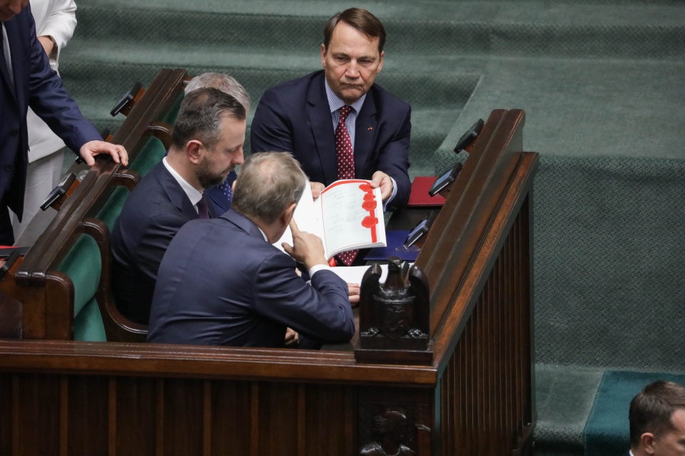 Posiedzenie sejmu w Warszawie. Z prawej - minister spraw zagranicznych RP Radosław Sikorski/fot. Tomasz Gzell/PAP