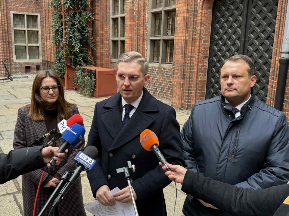 Toruńscy Radni Prawa i Sprawiedliwości stanęli w obronie Wiesława Janowskiego, działacza podziemia antykomunistycznego. Mężczyznę zatrzymano na Starówce podczas „Publicznego Różańca o Odnowę Moralną Narodu Polskiego”/fot. nadesłane