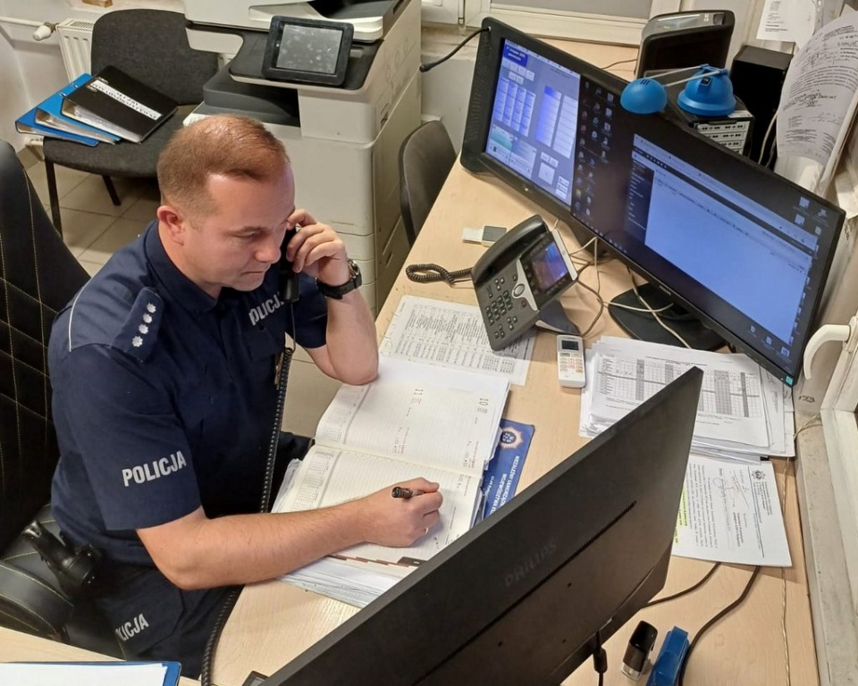 Nadkomisarz Marcin Heinrich służy w policji już 22 lata. Jest dyżurnym w Komisariacie Policji w Koronowie. Co robi po służbie? Od kilkunastu lat jego zamiłowaniem jest wrotkarstwo/fot. Policja