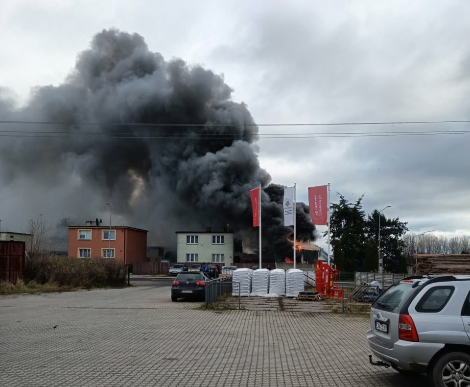 Przy ul. Kościuszki płonął warsztat, gdzie montowane są instalacje gazu w samochodach/fot. PSP Nakło nad Notecią