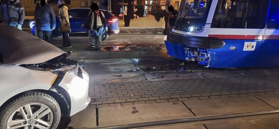 Zderzenie samochodu i tramwaju na rondzie Jagiellonów w Bydgoszczy/fot. Heron15 Pomoc Drogowa Bydgoszcz 24h Andruszczenko Krystian 501337500