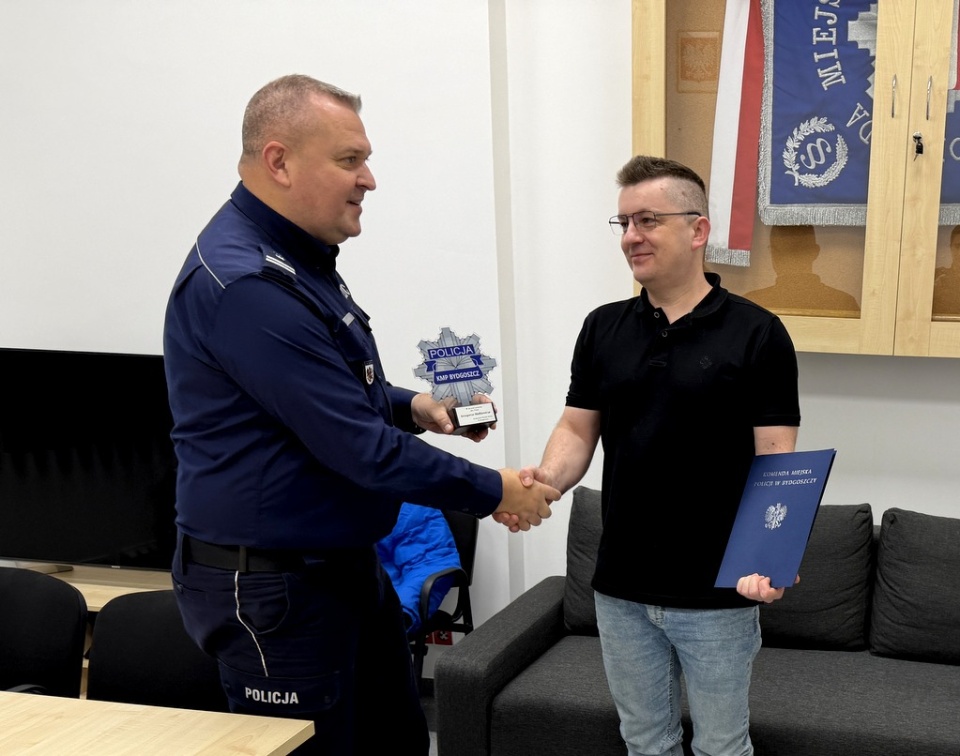 Doceniając postawę Grzegorza Małkiewicza, Komendant Miejski Policji w Bydgoszczy, młodszy inspektor Mariusz Gaik zaprosił go do komendy i podziękował za jego czujność, profesjonalizm i opanowanie w sytuacji bezpośredniego zagrożenia życia lub zdrowia, a także za zdecydowaną reakcję/fot. Policja