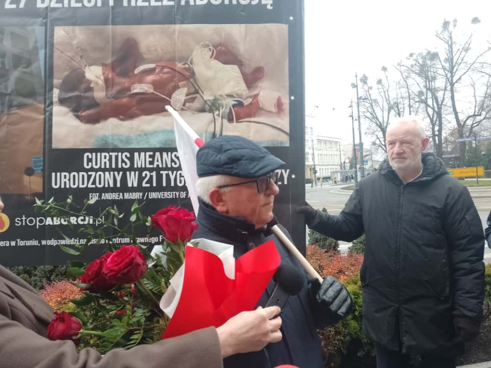 Manifestacja w obronie Wiesława Janowskiego, działacza podziemia antykomunistycznego odbyła się przed toruńskim ratuszem/fot. Michał Zaręba