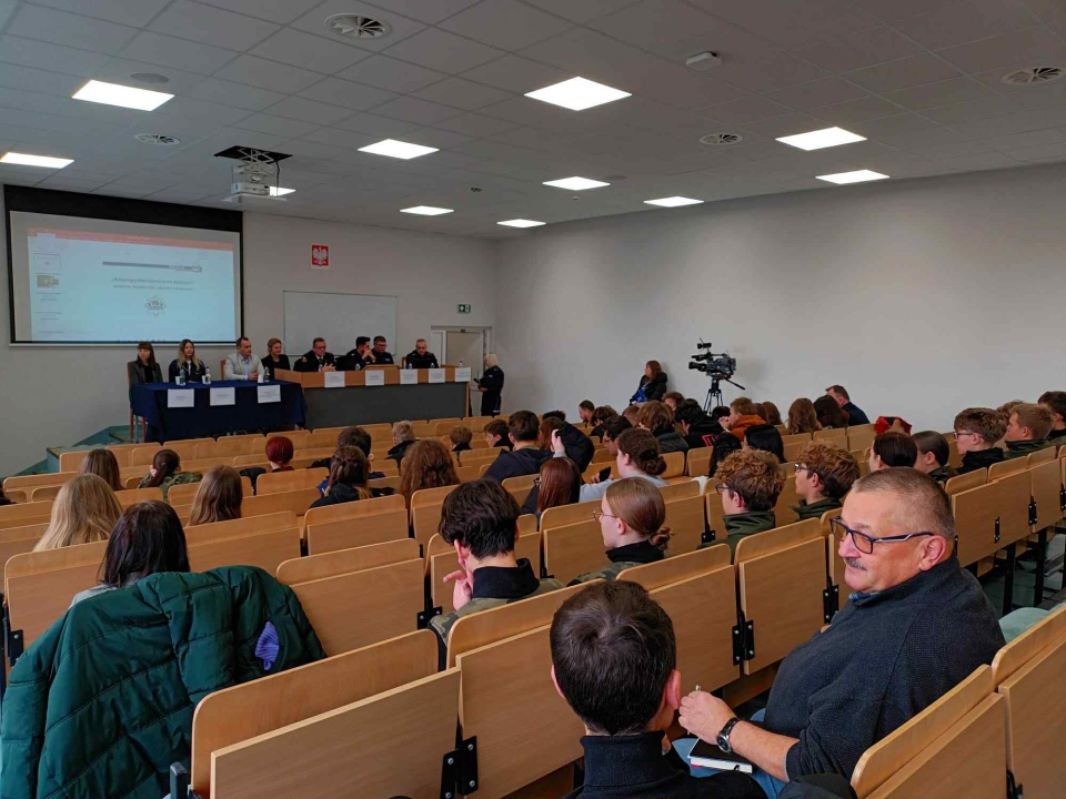 Policjanci uczulali młodzież, ale nie tylko, na zagrożenia związane z nieodpowiednią jazdą na hulajnodze/fot. Monika Siwak