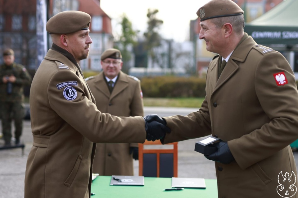 Płk Przemysław Żukowski, poprzedni dowódca CS WOT oraz nowy szef - płk Marcin Piwowarczyk. / FB WOT