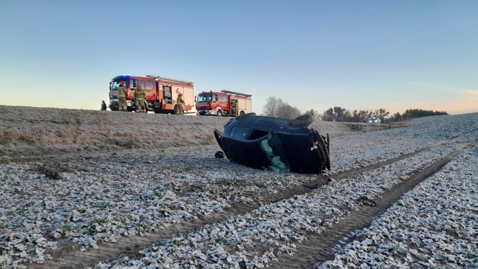Jedna osoba została ranna w wypadku na obwodnicy Chełmna. Auto dachowało/fot. KM PSP Chełmno