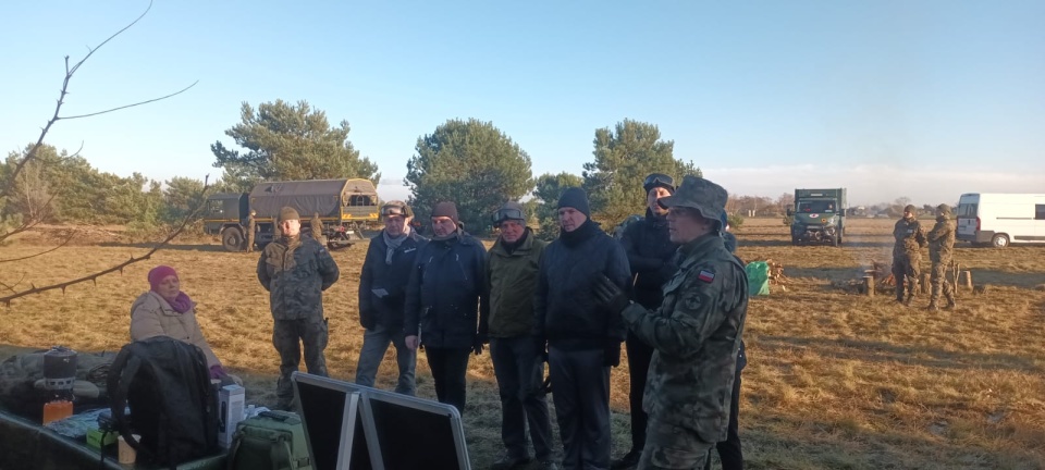 Jak rozpalić ognisko, ochronić się w terenie przed zimnem, czy spakować plecak ewakuacyjny - tego dowiedzieli się uczestnicy programu Ministerstwa Obrony Narodowej „wGotowości". Jedno z takich szkoleń odbyło się sobotę w Inowrocławiu/fot. Marcin Glapiak