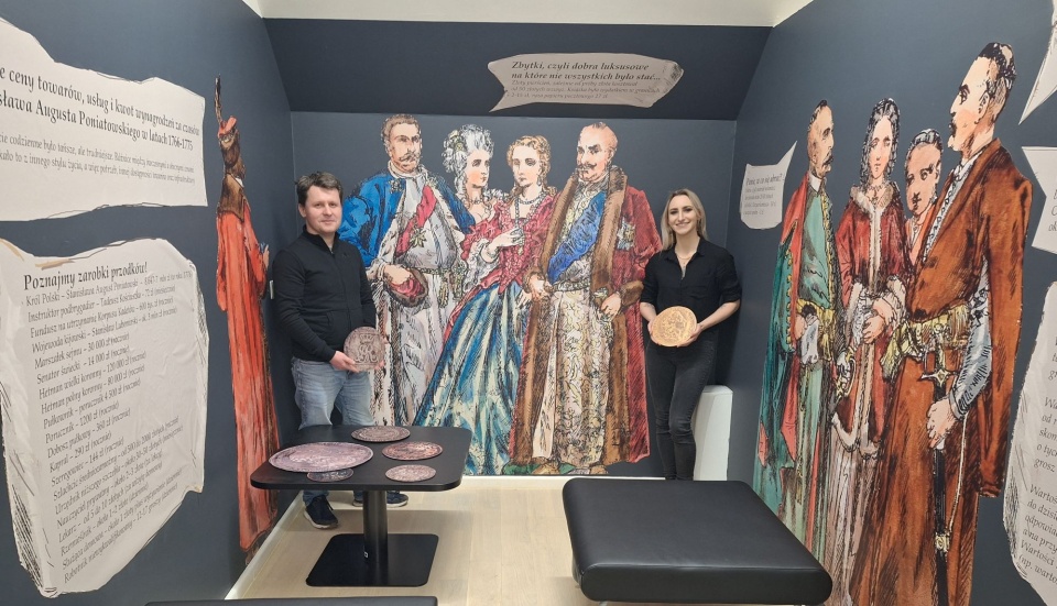 Dr Krzysztof Jarzęcki i dr Gabriela Frischke pokazali monety, banknoty i medale z czasów króla Stanisława Augusta Poniatowskiego/fot. Bogumiła Wresiło
