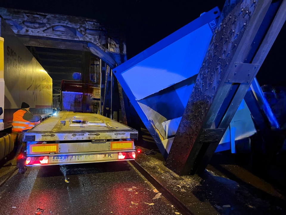 Na moście zderzyły się dwie ciężarówki/fot. Komenda Miejska Państwowej Straży Pożarnej w Grudziądzu