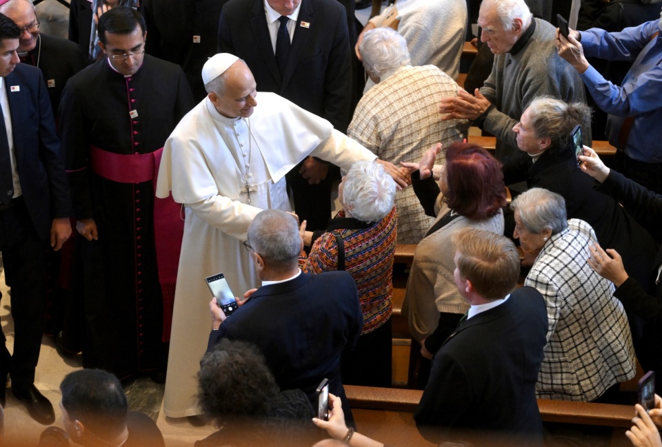 Po spotkaniu z duchowieństwem Leon XIV pojechał do domu opieki dla osób starszych/fot. PAP/EPA/ALESSANDRO DI MEO