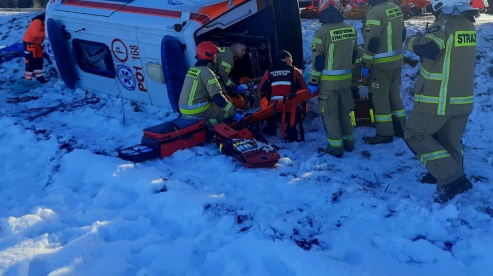 Wypadek karetki na DW 251/fot. Komenda Powiatowa Państwowej Straży Pożarnej w Wągrowcu, Facebook