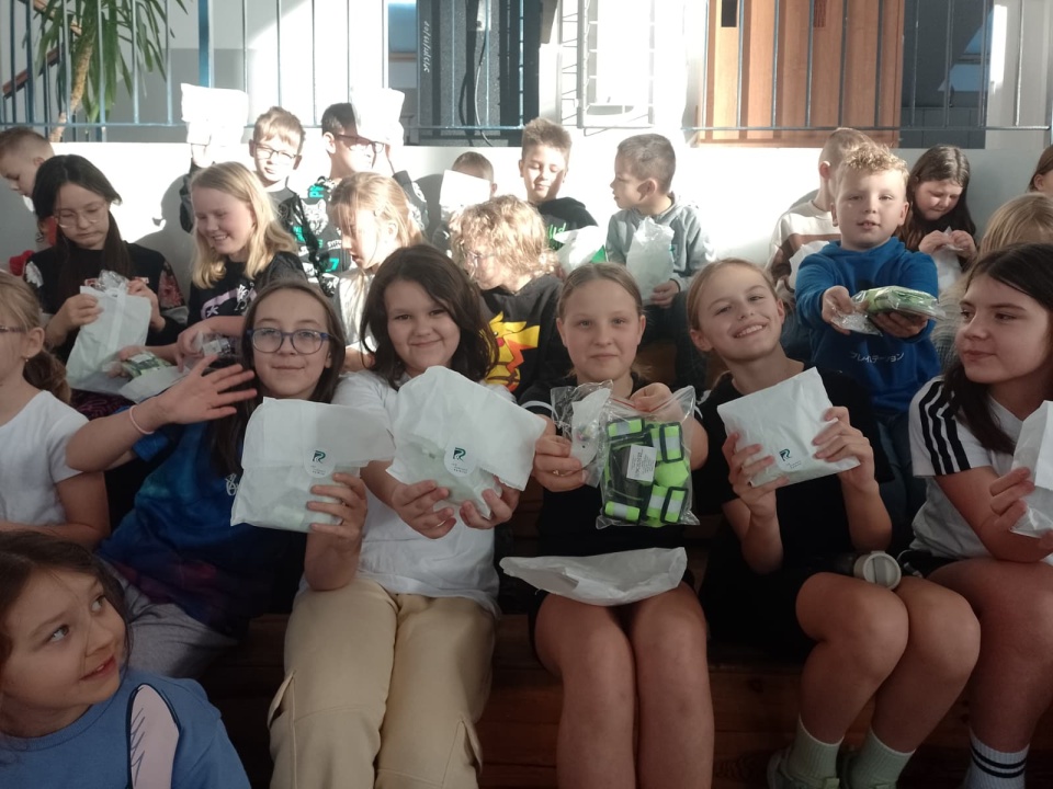 Mieszkańcy gminy Zławieś Wielka nie chcą kolejnej tragedii na drodze. Bezpieczeństwo mają poprawić odblaski. Właśnie zostały przekazane dzieciom ze szkoły podstawowej. Akcję zorganizowało Stowarzyszenie Jak Uchronić Bardziej/fot. Michał Zaręba