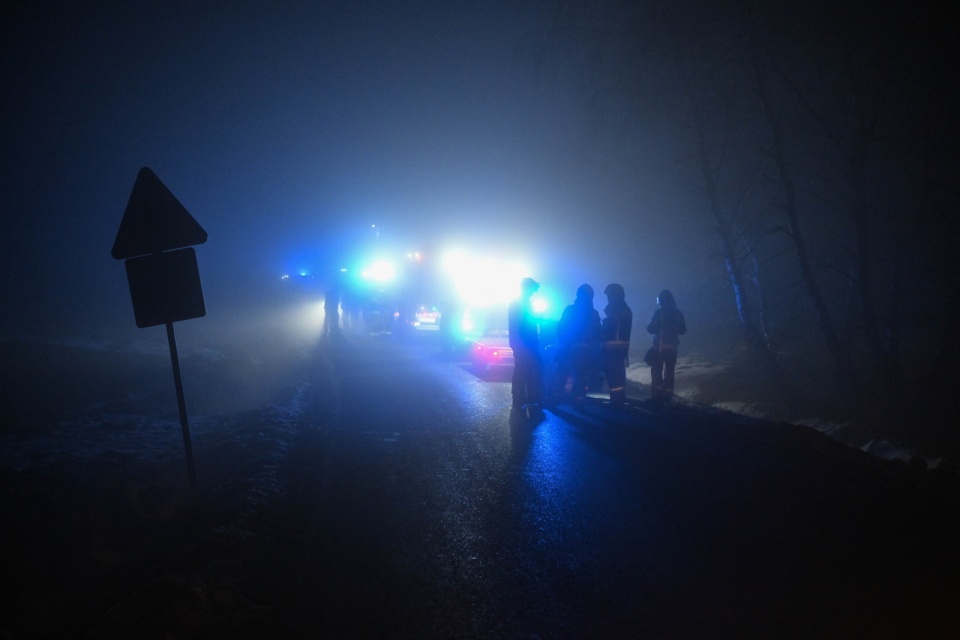 Służby pracują na miejscu katastrofy/fot. PAP/Darek Delmanowicz