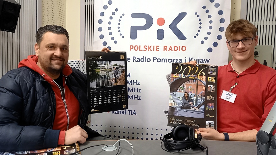 Na pomysł kalendarza wpadł społecznik i przedsiębiorca, Adam Goździewski (z lewej). Obok Michał Filipek-Kaźmierczak, uczeń „Budowlanki", który także wspiera projekt/fot. Tatiana Adonis