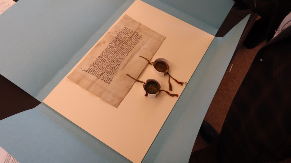 Do Polski wróciły m.in. zrabowane podczas wojny 73 dokumenty pergaminowe z XIII–XV w./fot. gov.pl