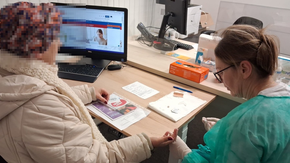 Krew do badań pobierana była z palca, nie trzeba było mieć skierowania/fot. Agata Raczek