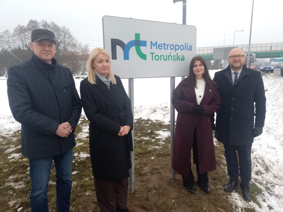 Tablicę metropolitalną odsłonili samorządowcy w Odolionie pod Toruniem/fot. Michał Zaręba
