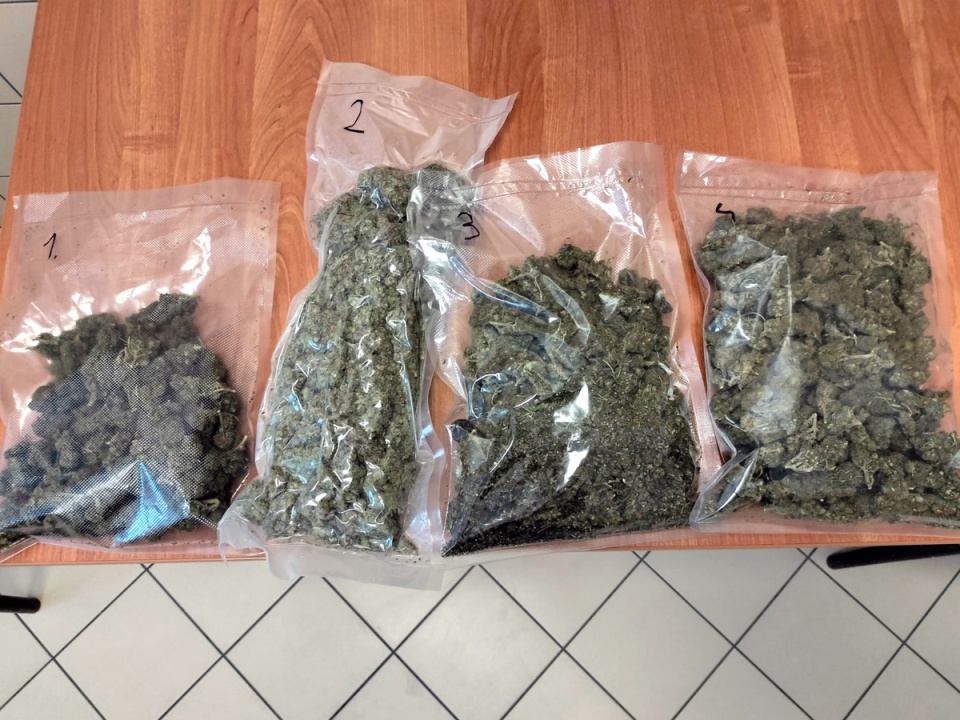 Worki z marihuaną znaleziono w mieszkaniu 38-latki. / Fot. Materiały policji