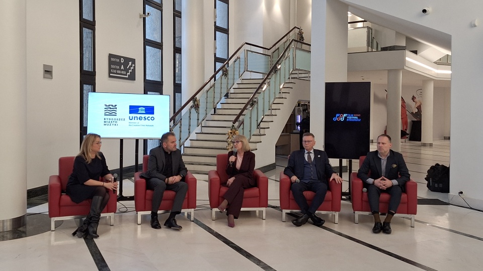 Konferencja poświęcona Film Song Festival Bydgoszcz. Od lewej: Kinga Burzyńska, dyrektor ds. promocji i komunikacji Festiwalu; dziennikarka TVN; Robert Kijak, prezes zarządu Next Film, Iwona Waszkiewicz, zastępczyni prezydenta Bydgoszczy, Zbigniew Ostrowski, wicemarszałek województwa kujawsko-pomorskiego, Łukasz Krupa, zastępca prezydenta Bydgoszczy/fot. Bogumiła Wresiło
