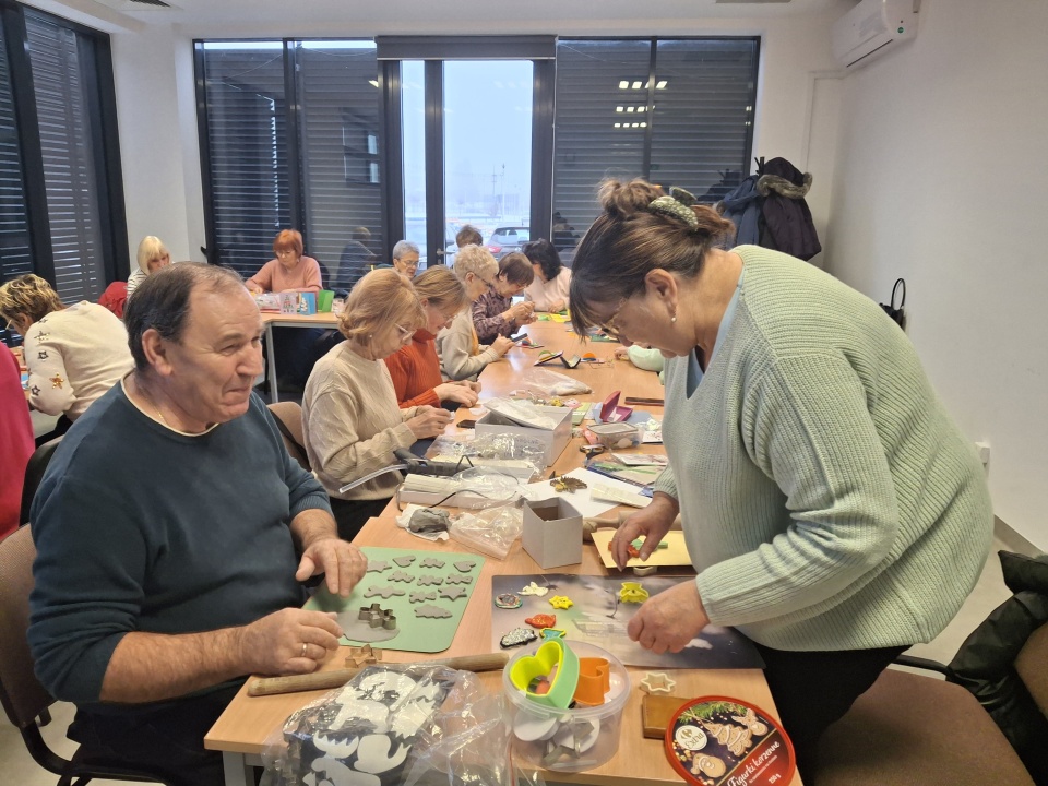 Seniorzy chcą umilić święta potrzebującym/fot. Marcin Doliński