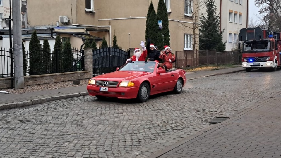 Święty Mikołaj przyjechał z maskotkami do dzieci ze Szpitala Dziecięcego w Bydgoszczy/fot. Bartosz Nawrocki