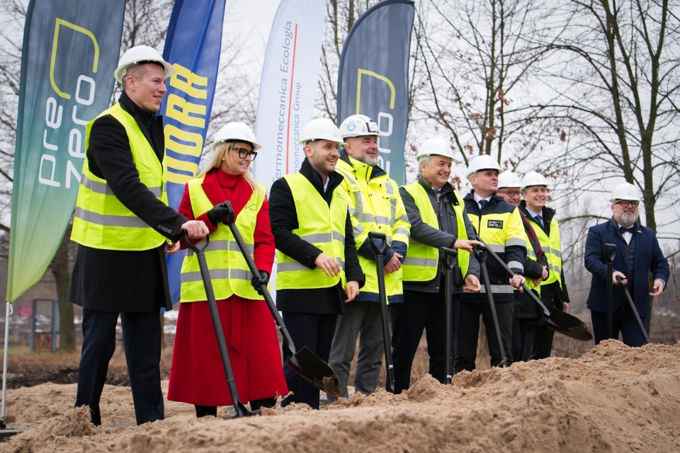 Symboliczne wbicie pierwszej łopaty pod budowę spalarni śmieci we Włocławku. / Fot. Facebook PreZero Polska