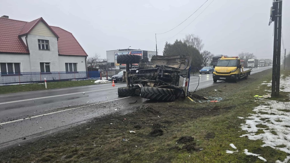 Samochód osobowy zderzył się z ciągnikiem w podbydgoskiej Brzozie/fot. Heron15 Pomoc Drogowa Bydgoszcz 24h Andruszczenko Krystian 501337500