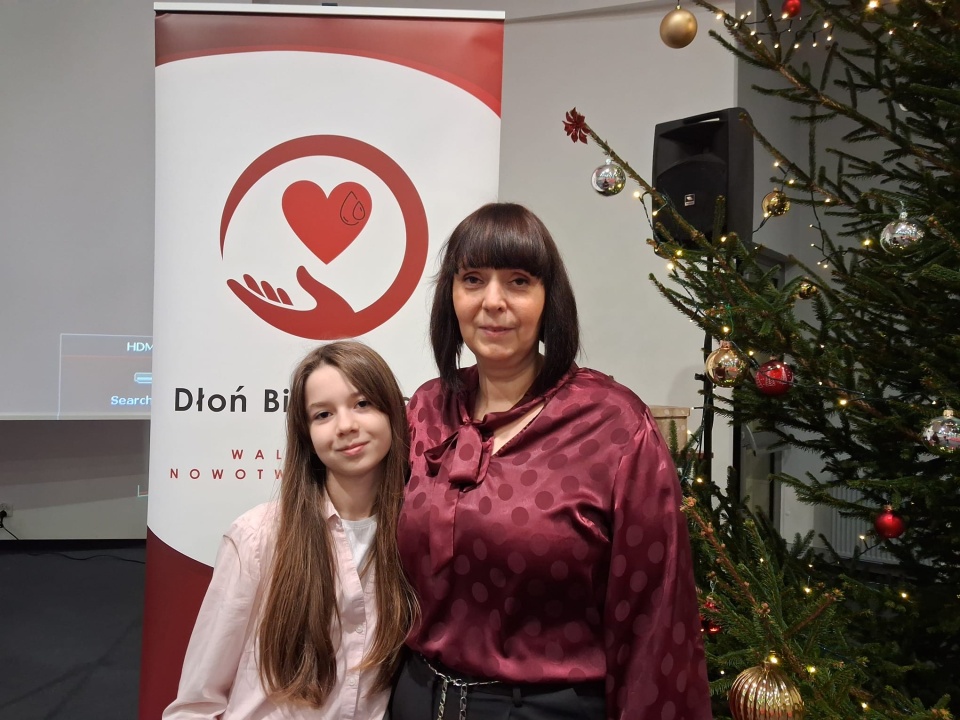 Prezes Stowarzyszenia „Dłoń Białej Mamy” Weronika Kałużna z córką. / Fot. Agata Raczek