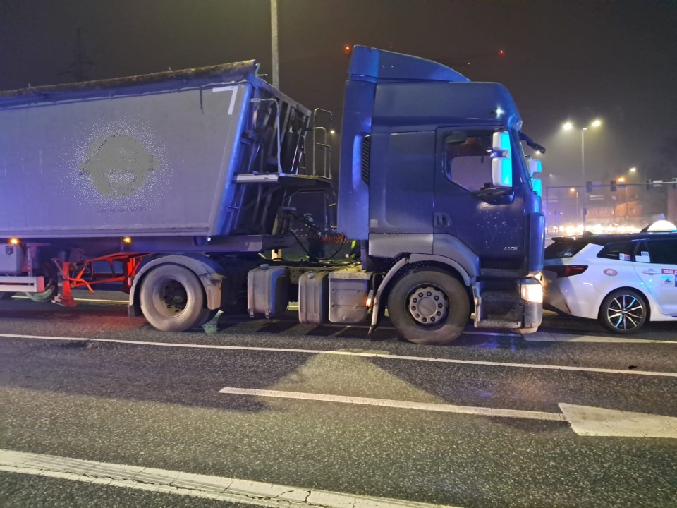 W okolicach Ronda Toruńskiego kierowca wysiadł z pojazdu, a ciężarówka potoczyła się uszkadzając jedno z aut/fot. Bogumiła Wresiło, Archiwum