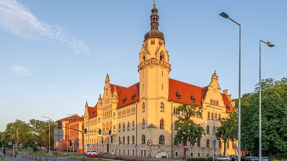 Wobec Alana B. skierowano akt oskarżenia za atak z nożem. Na zdjęciu gmach Sądu Okręgowego w Bydgoszczy/fot. Wikipedia/Mariusz Guć