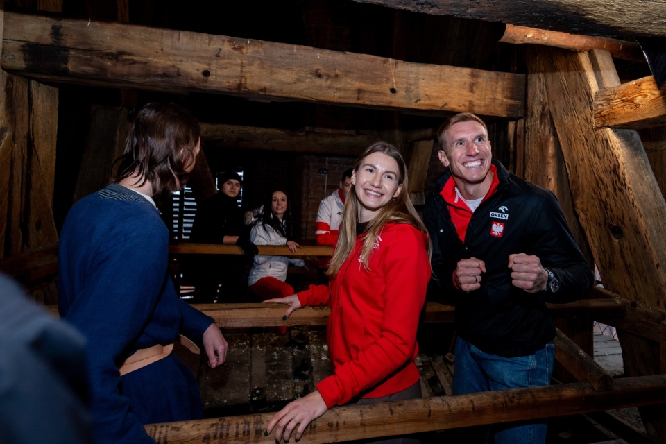 Dzwon Tuba Dei oznajmił, że zostało 100 dni do halowych mistrzostw świata w Toruniu. Na zdjęciu sportowcy po zejściu z wieży/fot. Agnieszka Bielecka, PAP