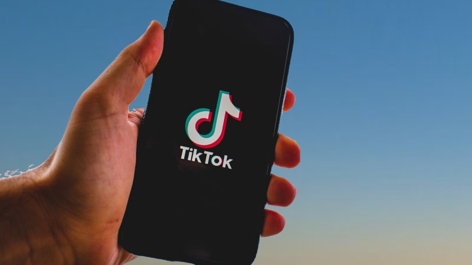 TikTok proponuje młodym użytkownikom niepokojące treści/fot. Pixabay