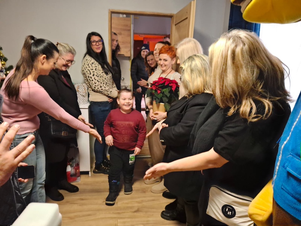 Fundacja Makowo wraz ze sponsorami wyremontowała mieszkanie pana Wiesława, samotnego ojca wychowującego 6-letniego syna Kacpra/fot. Marcin Doliński