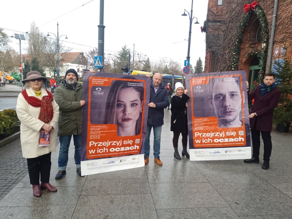 W Międzynarodowym Dniu Praw Człowieka, czyli 10 grudnia, w Toruniu realizowana była kampania społeczna „Przejrzyj się w ich oczach”/fot. Michał Zaręba