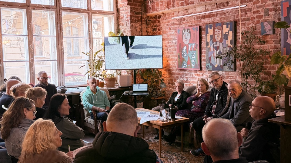 Przy symbolicznym okrągłym stole spotkali się w Toruniu przedstawiciele organizacji pozarządowych, urzędnicy, osoby w kryzysie bezdomności i ze Stowarzyszenia Serce Torunia/fot. Serce Torunia/Facebook
