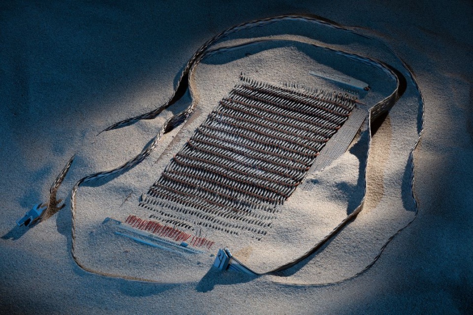 Komputery, smartfony, podzespoły czy lampy i diody zasypane piaskiem na zdjęciach toruńskiego fotografa Marka Czarneckiego/fot. Iwona Muszytowska-Rzeszotek