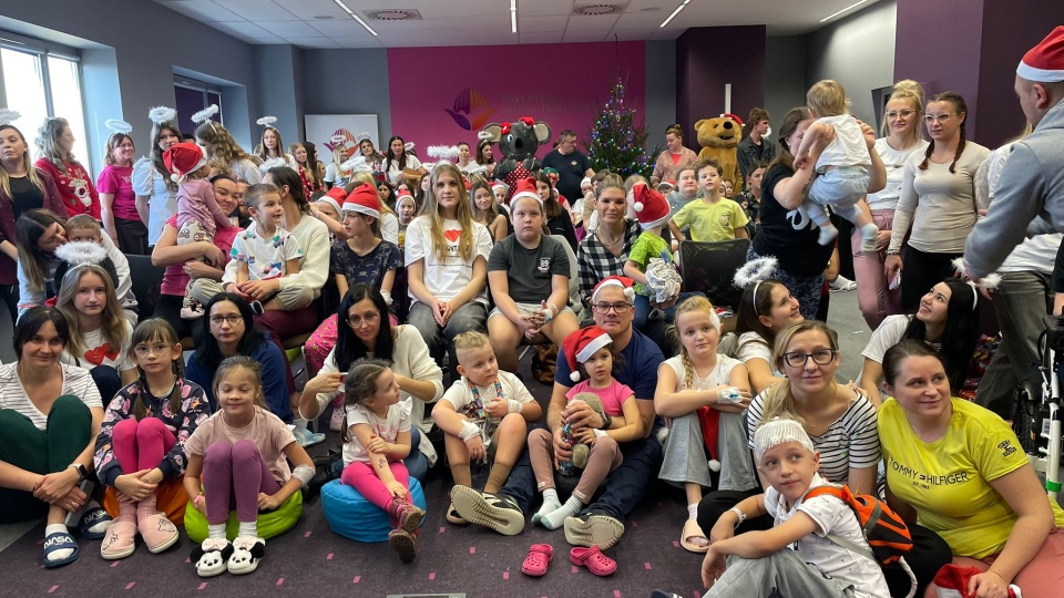 Za nami finał akcji „Anioły do mnie wysyłaj". W Wojewódzkim Szpitalu Dziecięcym w Bydgoszczy mali pacjenci oglądali świąteczne występy i spotkali się ze świętym Mikołajem/fot. Natasza Trzebuchowska