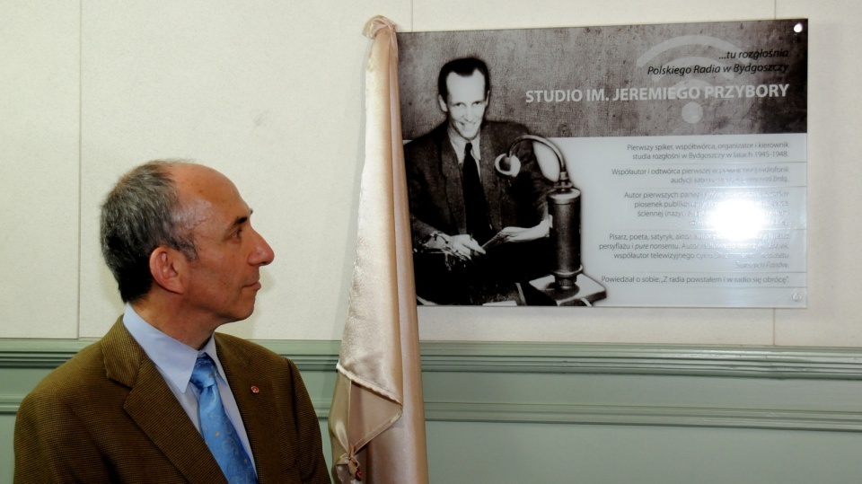 Rok 2017: Konstanty „Kot" Przybora podczas odsłonięcia tablicy upamiętniającej jego ojca - pierwszego spikera powojennego radia w Bydgoszczy/fot.