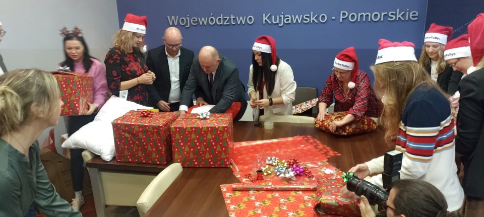 Sprzęt AGD, hulajnoga, przybory szkolne - to część podarunków, jakie znalazły się w paczkach przygotowanych w ramach akcji Szlachetna Paczka przez Pracowników Urzędu Marszałkowskiego w Toruniu/fot. Monika Kaczyńska