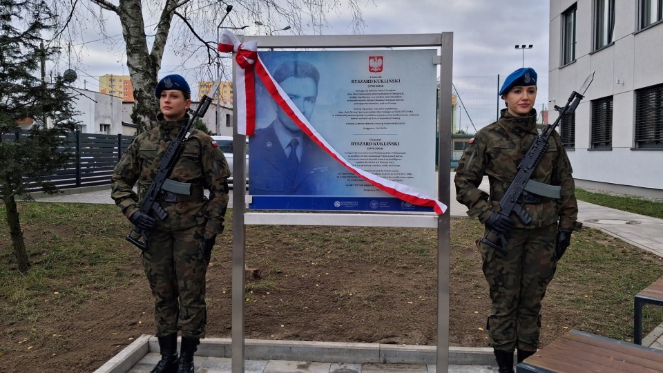 Przy szkole NATO w Bydgoszczy odsłonięto pamiątkową tablicę na cześć gen. Ryszarda Kuklińskiego/fot. Agata Raczek
