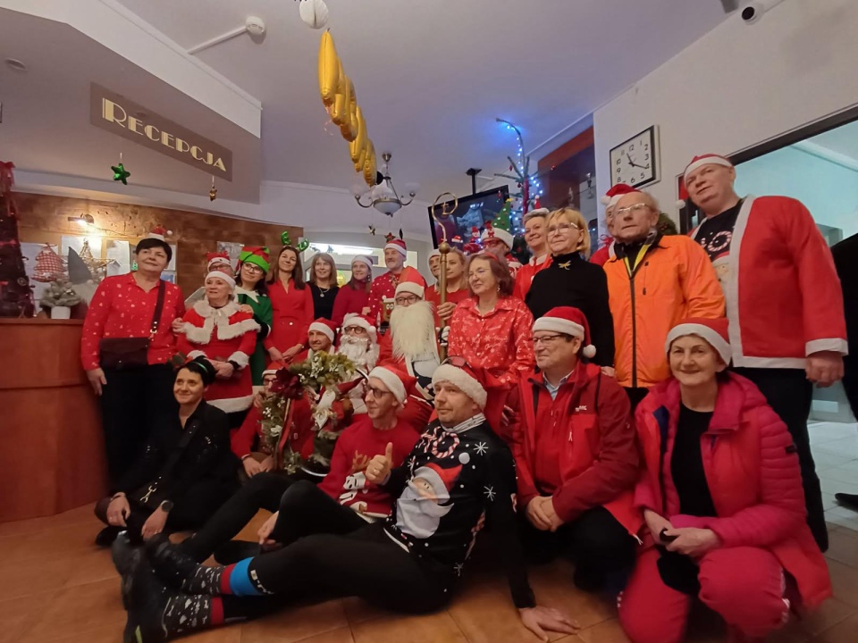 Ponad 30 Mikołajów przyjechało na rowerach do Domu Pomocy Społecznej „Promień życia” w Bydgoszczy/fot. Aleksandra Stejuk